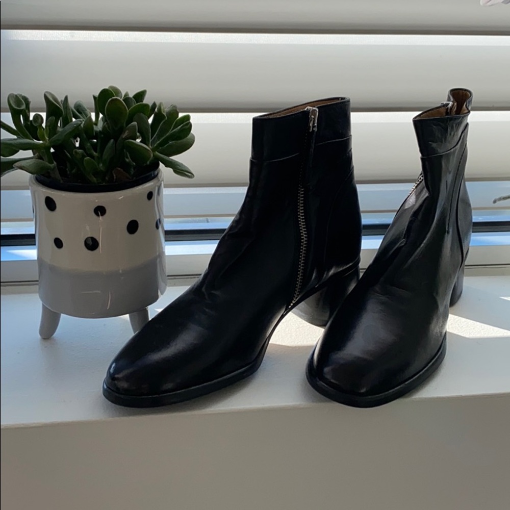 Apostrophe ankle boots. - Picture 2 of 7